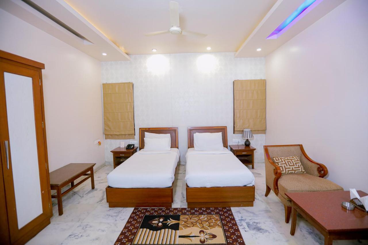 Hotel Leela Grande Karnal Ngoại thất bức ảnh