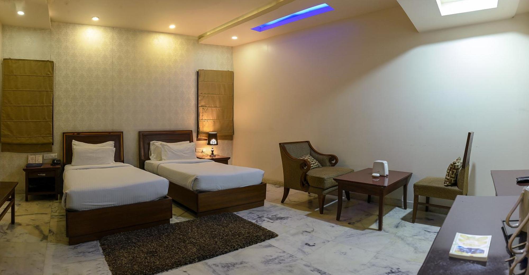 Hotel Leela Grande Karnal Ngoại thất bức ảnh