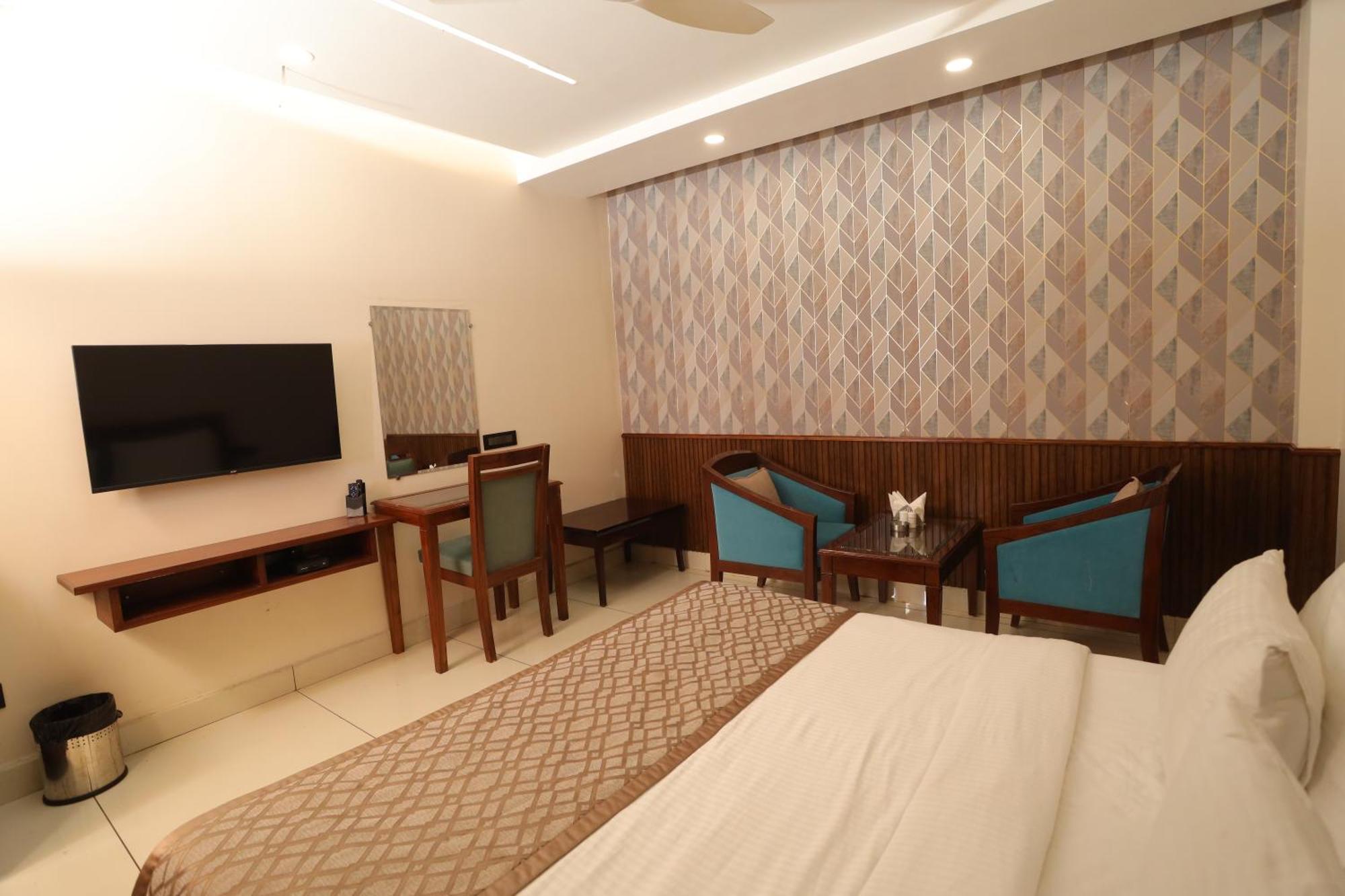 Hotel Leela Grande Karnal Ngoại thất bức ảnh
